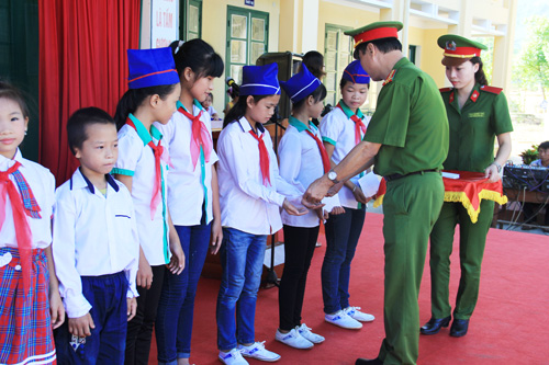 Volunteer group gave 25 sets of gift to the pupils